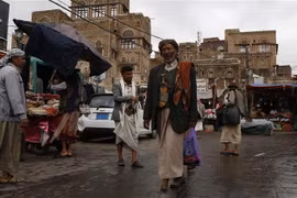 Người dân Yemen tại khu chợ ở Sanaa. (Ảnh: THX/TTXVN)