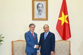 Thủ tướng Nguyễn Xuân Phúc tiếp Ngài Thongsavanh Phomvihane, Đại sứ đặc mệnh toàn quyền nước Cộng hòa Dân chủ Nhân dân Lào tại Việt Nam. (Ảnh: Doãn Tấn/TTXVN)