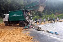 Rác thải đã được đưa về bãi rác Tam Xuân 2 để xử lý. (Ảnh: Trần Tĩnh/TTXVN)