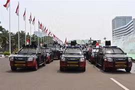 Xe cảnh sát được triển khai tại Jakarta, Indonesia. (Ảnh: AFP/TTXVN)