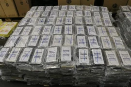 Cảnh sát trưng bày số cocain thu giữ tại Hamburg, miền bắc nước Đức. (Ảnh: AFP/TTXVN)