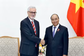Thủ tướng Nguyễn Xuân Phúc tiếp Đại sứ Đức Guido Hildner đến chào xã giao, nhân dịp nhận nhiệm kỳ công tác tại Việt Nam. (Ảnh: Thống Nhất/TTXVN)
