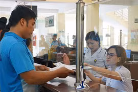 Bệnh nhân được hướng dẫn thủ tục thanh toán bảo hiểm y tế tại Bệnh viện Đa khoa tỉnh Sơn La. (Ảnh: Diệp Anh/TTXVN)