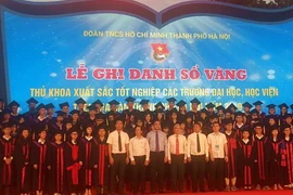 Các Thủ khoa được ghi danh sổ vàng năm 2019. (Ảnh: Kim Anh/TTXVN)