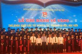 Các Thủ khoa được ghi danh sổ vàng năm 2019. (Ảnh: Kim Anh/TTXVN)