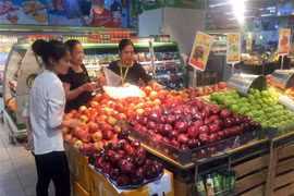 Khách hàng lựa chọn và mua hàng tại siêu thị. (Ảnh: Phạm Kiên/TTXVN)