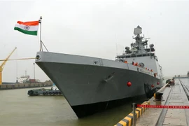 Tàu Hải quân Ấn Độ INS SAHYADRI cập cảng Tiên Sa thăm thành phố Đà Nẵng. (Ảnh: Trần Lê Lâm/TTXVN)