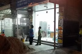 Lực lượng công an khám xét nơi ở và công ty của Nguyễn Tấn Lương. (Ảnh: Sỹ Tuyên/TTXVN)