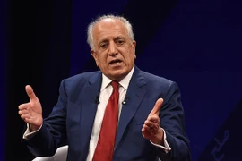 Đặc phái viên Mỹ về Afghanistan Zalmay Khalilzad phát biểu tại một cuộc đối thoại ở Kabul. (Ảnh: AFP/TTXVN)