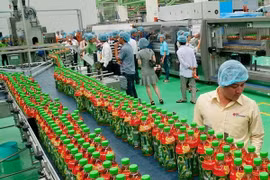 Các khách mời tham quan hệ thống dây chuyền công nghệ khép kín vô trùng Aseptic tại nhà máy Number One Hậu Giang.