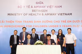 Đại diện Bộ Y tế và Công ty Amway Việt Nam ký kết Biên bản Thỏa thuận Hợp tác Dự án “ Cải thiện tình trang dinh dưỡng cho trẻ em dưới 5 tuổi.”