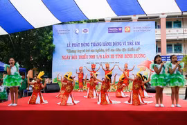 Tiết mục văn nghệ do các em thiếu nhi trường tiểu học Trần Quốc Tuấn biểu diễn