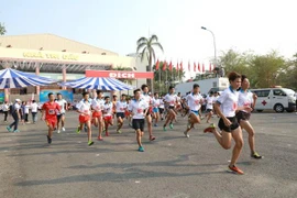 Các vận động viên nam xuất phát thi đấu cự ly 7km.