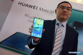 Phụ trách Văn phòng Đại diện Người tiêu dùng BG Kuwait Jiang Guang'ao giới thiệu điện thoại thông minh hỗ trợ 5G HUAWEI Mate 20 X tại sự kiện ra mắt ở Farwaniya Governorate, Kuwait, vào ngày 11/7. (Nguồn: xinhuanet)