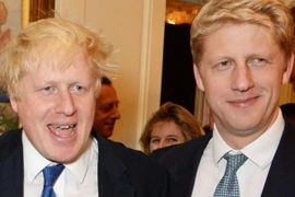Thủ tướng Anh Boris Johnson và em trai Jo Johnson. (Nguồn: Getty Images)