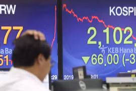 Bảng tỷ giá chứng khoán tại ngân hàng Hana ở thủ đô Seoul, Hàn Quốc, ngày 9/5/ vừa qua. (Ảnh: Yonhap/TTXVN)