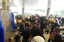 Người biểu tình bạo loạn tìm cách đột nhập vào tòa nhà Hội đồng lập pháp Đặc khu hành chính Hong Kong của Trung Quốc ngày 31/8 vừa qua. (Ảnh: THX/TTXVN)