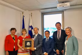 Đại sứ Việt Nam tại Áo kiêm nhiệm Slovenia Lê Dũng làm việc và tặng Quốc vụ khanh (Thứ trưởng) Bộ Nông Lâm nghiệp và Thực phẩm Slovenia Tanja Strnica. (Nguồn: Đại sứ quán Việt Nam tại Slovenia)