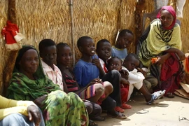 Người dân Nam Sudan tại trại tị nạn Al-Nimir, Đông Darfur của Sudan. (Ảnh: AFP/TTXVN)