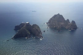 Toàn cảnh quần đảo tranh chấp mà Nhật Bản gọi là Takeshima và Hàn Quốc gọi Dokdo trên Biển Hoa Đông. (Ảnh: AFP/TTXVN)