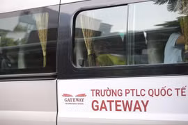 Xe đưa đón học sinh của Trường Tiểu học Gateway. (Ảnh: Minh Sơn/Vietnam+)