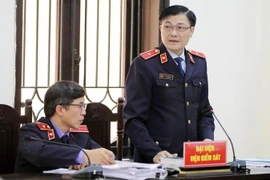 Đại diện Viện Kiểm sát cấp cao xét hỏi các bị cáo có nội dung kháng nghị, kháng cáo. (Ảnh: Trung Kiên/TTXVN)