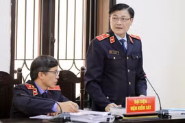 Đại diện Viện Kiểm sát cấp cao xét hỏi các bị cáo có nội dung kháng nghị, kháng cáo. (Ảnh: Trung Kiên/TTXVN)