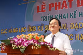 Bộ trưởng Bộ Giáo dục và Đào tạo Phùng Xuân Nhạ phát biểu tại lễ phát động. (Ảnh: Thanh Tùng/TTXVN)