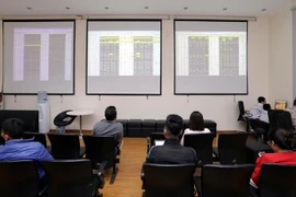 Khách hàng giao dịch tại sàn giao dịch BVSC. (Ảnh: Trần Việt/TTXVN)