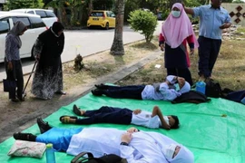 Sơ cứu các nạn nhân nghi bị ngộ độc khí tại Pasir Gudang, bang Johor của Malaysia ngày 7/3 vừa qua. (Ảnh: Bernama/TTXVN)