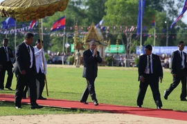 Quốc vương Norodom Sihamoni chào mừng người dân đến tham dự buổi lễ. (Ảnh: PV/TTXVN)