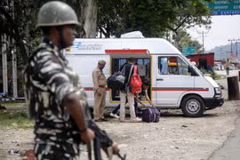 Trong ảnh: Cảnh sát gác tại khu vực Kashmir do Ấn Độ kiểm soát, ngày 3/8. Ảnh: AFP/TTXVN
