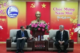Phó Chủ tịch UBND tỉnh Bình Dương Đặng Minh Hưng tiếp ông Vijay Padmanabhan. (Ảnh: Hải Âu/TTXVN)