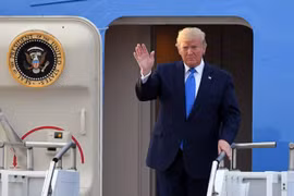 Tổng thống Mỹ Donald Trump tới căn cứ không quân Osan của Hàn Quốc, ngày 29/6. (Ảnh: Yonhap TTXVN)
