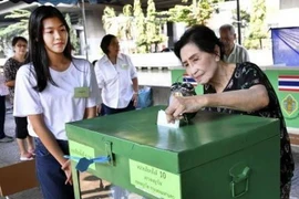 Cử tri Thái Lan bỏ phiếu tại một địa điểm bầu cử ở Bangkok ngày 24/3 vừa qua. (Ảnh: THX/TTXVN)