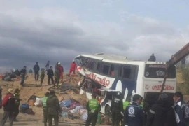 Hiện trường một vụ tai nạn giao thông ở Tây Nam Bolivia. (Ảnh: Laprensa/TTXVN)