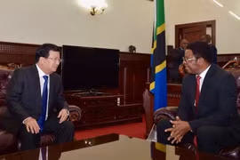 Phó Thủ tướng Trịnh Đình Dũng hội đàm riêng với Thủ tướng Tanzania Kassim Majaliwa. (Ảnh: Đình Lượng/TTXVN)