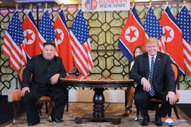Tổng thống Mỹ Donald Trump (phải) và nhà lãnh đạo Triều Tiên Kim Jong-un (trái) tại cuộc gặp ở Hà Nội ngày 28/2 vừa qua. (Ảnh: AFP/TTXVN)