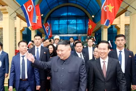 Chủ tịch Triều Tiên Kim Jong-un vẫy tay chào nhân dân Việt Nam. (Ảnh: Nhan Sáng/TTXVN)