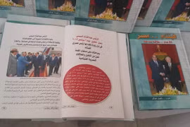 Cuốn sách “55 năm quan hệ hữu nghị Việt Nam Ai Cập” bằng tiếng Arab của nhà văn, nhà báo Ai Cập Refat Khaled. (Ảnh: Anh Tuấn/TTXVN)