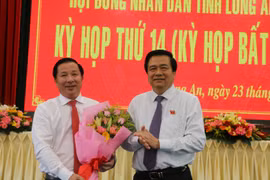 Bí thư Tỉnh ủy, Chủ tịch HĐND tỉnh Long An Phạm Văn Rạnh, tặng hoa chúc mừng ông Nguyễn Văn Út, Bí thư huyện ủy Đức Hòa, được đại biểu HĐND tỉnh tín nhiệm bầu Phó Chủ tịch UBND tỉnh Long An, nhiệm kỳ 2016-2021. (Ảnh: Thanh Bình/TTXVN)