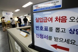 Những người nộp đơn xin trợ cấp thất nghiệp tại một văn phòng lao động tại Hà Quốc. (Nguồn: Yonhap)