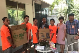 Tham tán Công sứ Phó Hoàng Hân trao quà Tết cho đại diện các phạm nhân. (Ảnh: Sơn Nam/Vietnam+)