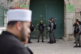 Cảnh sát gác ở một trong những lối vào của khu đền Núi ở thành phố cổ Jerusalem sau khi đóng cửa địa điểm này vào ngày 12/3 vừa qua. (Nguồn: AFP)