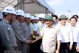 Thủ tướng Nguyễn Xuân Phúc tặng quà động viên các đơn vị và công nhân thi công. (Ảnh: Thống Nhất/TTXVN)