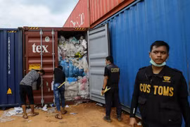 Nhân viên Hải quan Indonesia kiểm tra container chứa rác thải nhựa tại cảng Batu Ampar ở Batam, ngày 15/6 vừa qua. (Ảnh: AFP/TTXVN)