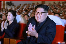 Nhà lãnh đạo Triều Tiên Kim Jong-un (phải) xem buổi biểu diễn nghệ thuật tại Bình Nhưỡng ngày 2/6 vừa qua. (Ảnh: Yonhap/TTXVN)