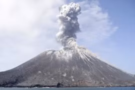 Núi lửa Anak Krakatau phun tro bụi, nhìn từ đảo Rakata, Nam Lampung, Indonesia. (Ảnh: AFP/TTXVN)