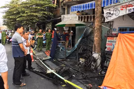 Lực lượng chức năng đang điều tra nguyên nhân xảy ra hỏa họan. (Ảnh: Hồ Cầu/TTXVN)