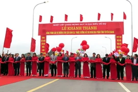 Lễ cắt băng khánh thành cầu Bình Ca. (Ảnh: Quang Cường/TTXVN)